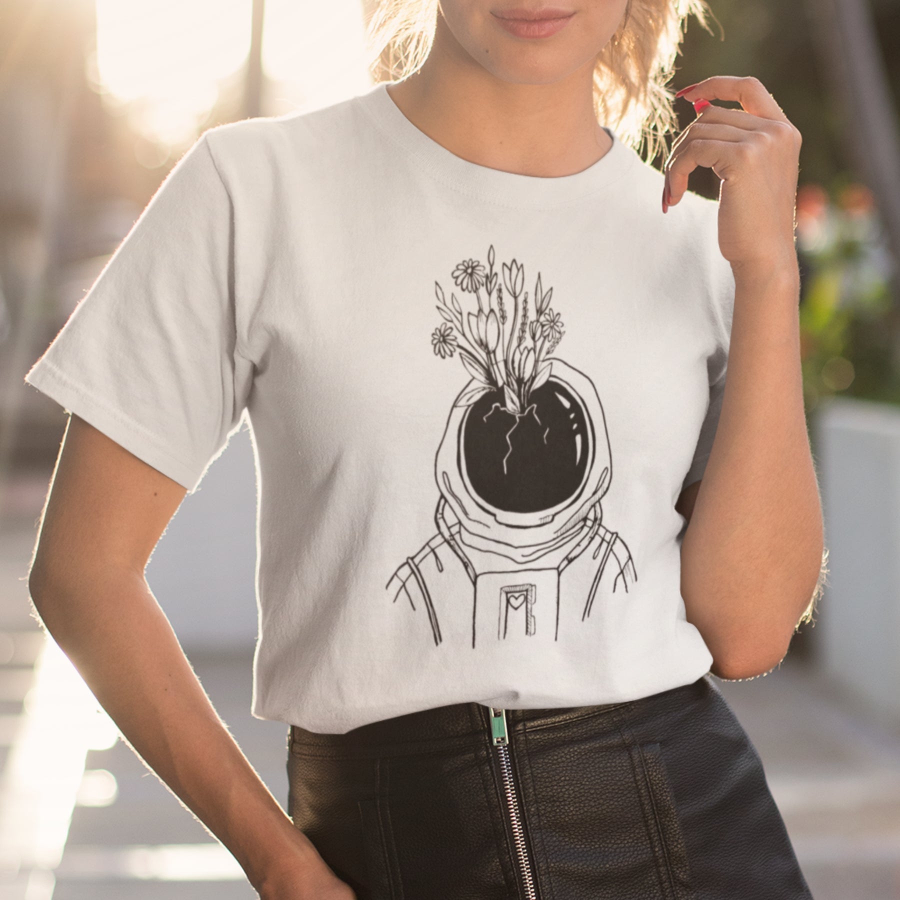 Biele UNISEX tričko „Kozmonaut s kvetmi“